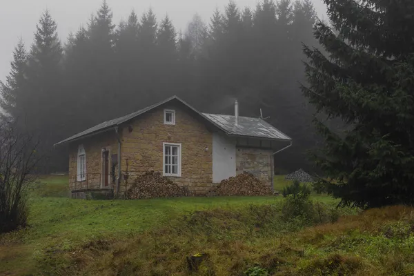 Sonbahar Sabahı Luzicke Dağlarındaki Jedlova Stasyonu Yakınlarındaki Eski Demiryolu Evi — Stok fotoğraf