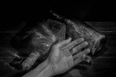 Eski renkli cam şişe taze ışık ve eski kirli örümcek ağı