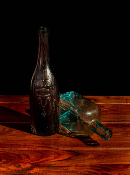 Stary Kolor Brudne Szklane Butelki Świeżym Światłem Czarnym Tle — Zdjęcie stockowe