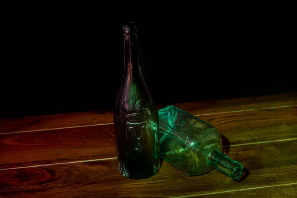 Stary Kolor Brudne Szklane Butelki Świeżym Światłem Czarnym Tle — Zdjęcie stockowe
