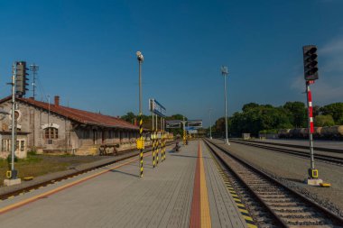 Yazın Rimavska Sobota kasabasında treni olan istasyon sıcak mavi gökyüzü sabahı