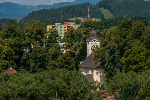 Kirche Mit Großem Turm Liptovsky Hradok Stadt Sommer Farbe Heißen — Stockfoto