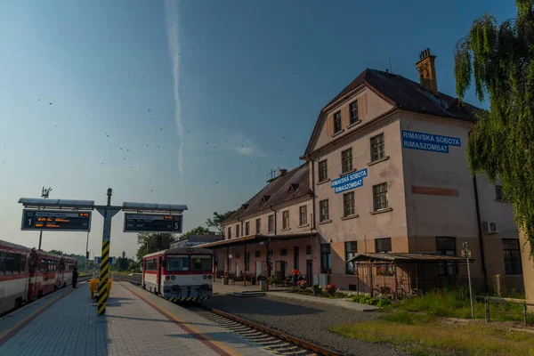 Bahnhof Mit Zug Rimavska Sobota Stadt Sommer Heiße Farbe Blauer — Stockfoto