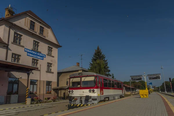 Estación Con Tren Ciudad Rimavska Sobota Verano Color Azul Cielo —  Fotos de Stock