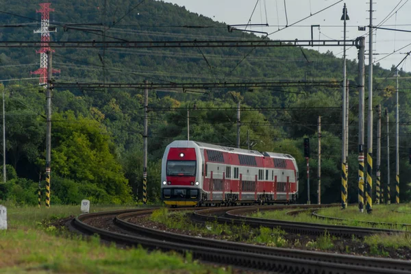 Treno Passeggeri Con Unità Elettrica Rossa Estate Sera Nuvolosa — Foto Stock