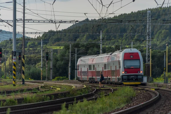 Treno Passeggeri Con Unità Elettrica Rossa Estate Sera Nuvolosa — Foto Stock