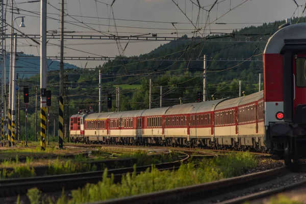 Personenzug Mit Roter Lok Und Roten Personenwagen Sommerabend — Stockfoto