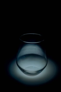 Temiz suyla mavi ışık ve şeffaf temiz cam.