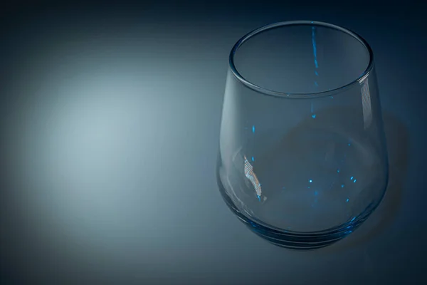 Blått Ljus Med Sötvatten Och Genomskinligt Rent Glas — Stockfoto