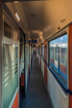 Çek Cumhuriyeti 'nde hızlı trende ince ışık koridoru