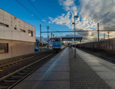 Batı Bohemya 'da soğuk kış gününde Plana istasyonunda hızlı trenli mavi elektrikli motor.