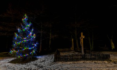 Batı Bohemya 'daki Stokov küçük köyünde Noel ağacıyla kara soğuk bir gece.