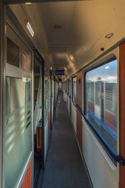 チェコ共和国の高速急行列車のスリムライト廊下 — ストック写真