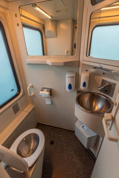寒冷冬日快速列车运行中带有洗脸盆和镜子的卫生间 — 图库照片