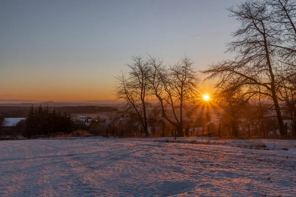 Wschód Słońca Pobliżu Ctibor Halze Wsi Zimny Śnieżny Pomarańczowy Poranek — Zdjęcie stockowe