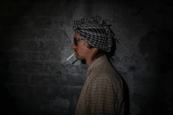 Hombre Árabe Cerca Viejo Muro Piedra Con Pañuelo Blanco Negro — Foto de Stock