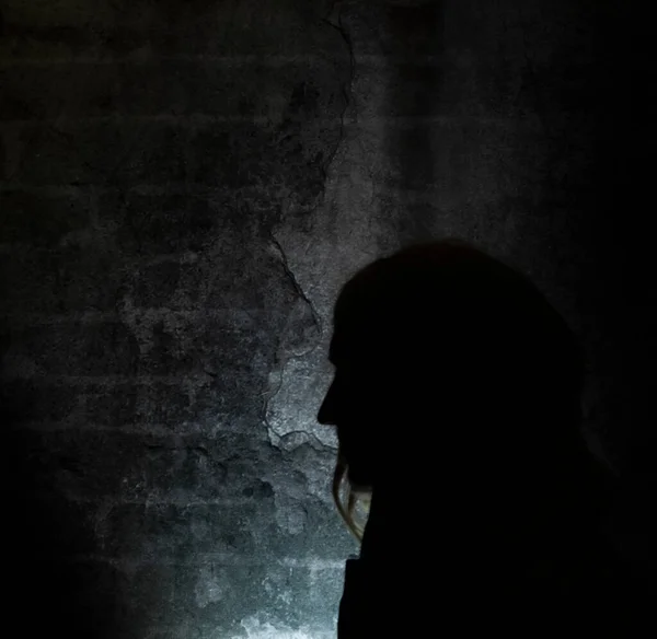 Silhouette Mujer Pelo Rubio Cerca Vieja Pared Piedra Oscura — Foto de Stock