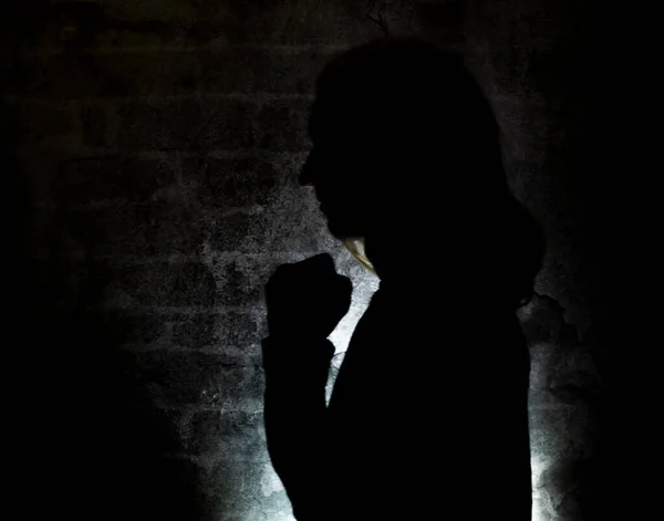 Silhouette Mujer Pelo Rubio Cerca Vieja Pared Piedra Oscura — Foto de Stock