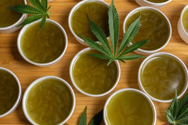 Esrardan yeşil merhemi ahşap kahverengi masada yapıyorum.