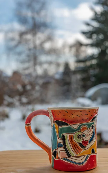 Copo Cor Cerâmica Com Colagem Animais Fundo Frio Nevado — Fotografia de Stock