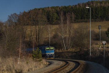 Hızlı yolcu, kış güneşli bir günde Bohemya 'nın güneyindeki Kajov İstasyonu' nda trene bindi.