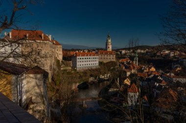 Cesky Krumlov kasabası kışın güneşli mavi gökyüzü taze gün
