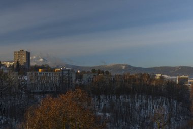 Güneşli bir kış gününde kuzey Bohemya 'daki Liberec şehrinde gözcü kulesi ve vericisi olan Jested Hill.