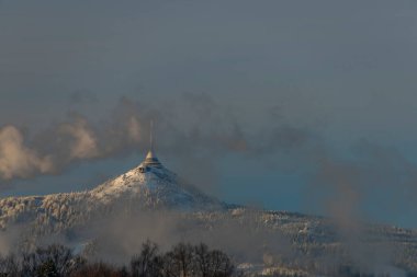 Güneşli bir kış gününde kuzey Bohemya 'daki Liberec şehrinde gözcü kulesi ve vericisi olan Jested Hill.