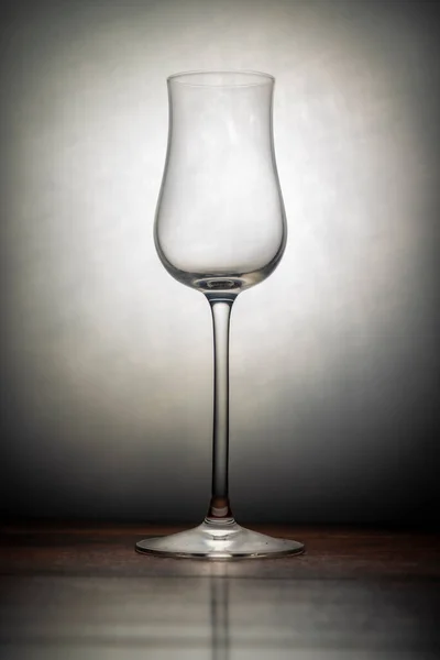 白灰色の背景を持つ茶色の木製の古いテーブルの上に透明な飲料ガラス — ストック写真