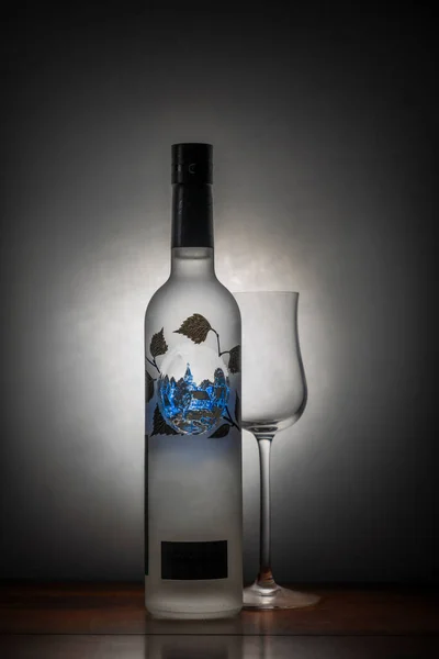 Průhledné Pitné Sklo Vodka Hnědém Dřevěném Stole Bílým Šedým Pozadím — Stock fotografie