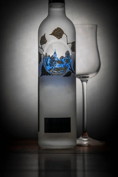 Vidro Bebida Transparente Vodka Mesa Velha Madeira Marrom Com Fundo — Fotografia de Stock
