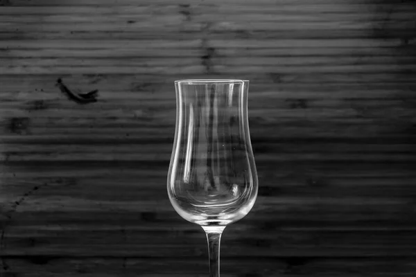 白灰色の背景を持つ茶色の木製の古いテーブルの上に透明な飲料ガラス — ストック写真