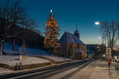 Soğuk kış sabahında, Tisa köyündeki kilise. Turuncu güneş doğmadan önce.