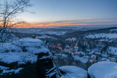 Kışın Tisa köyü yakınlarında turuncu güneş doğmadan önce karlı bir sabah