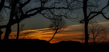 Kışın Tisa köyü yakınlarında turuncu güneş doğmadan önce karlı bir sabah