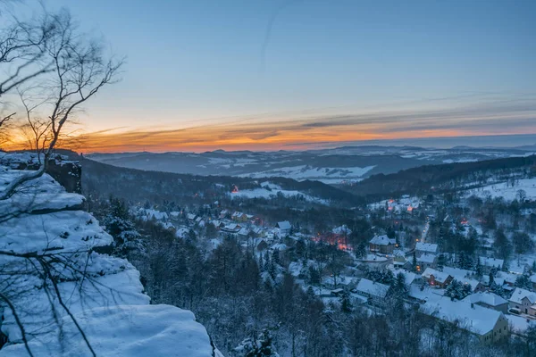 オレンジ色の日の出前の冬の雪の朝のTisa村の近くの眺め — ストック写真