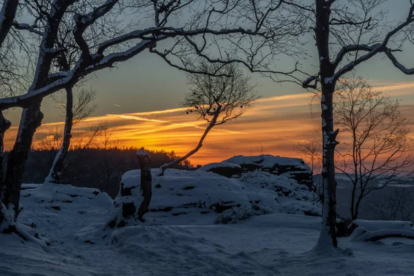 Вид Деревню Тиса Зимнее Снежное Утро Перед Восходом Оранжевого Солнца — стоковое фото