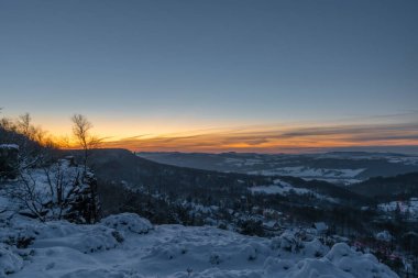 Kışın Tisa köyü yakınlarında turuncu güneş doğmadan önce karlı bir sabah