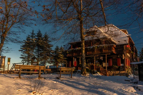 Uitzicht Bij Tisa Dorp Winter Besneeuwde Ochtend Voor Oranje Zonsopgang — Stockfoto