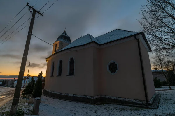 Zonsopkomst Bij Ctibor Halze Dorpen Koude Besneeuwde Oranje Ochtend Met — Stockfoto