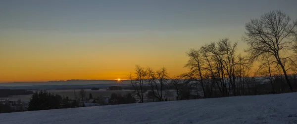 Východ Slunce Poblíž Vesnice Ctibor Halze Chladném Zasněženém Oranžovém Ránu — Stock fotografie