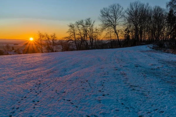 Sonnenaufgang Der Nähe Der Dörfer Ctibor Und Halze Kalten Schneeorangen — Stockfoto