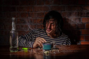 Alkollü, kahverengi, ahşap masalı, siyah saçlı adam.