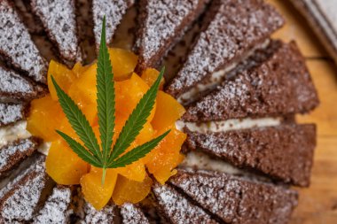 Kayısı ve marihuana ezmeli kahverengi kremalı pasta.
