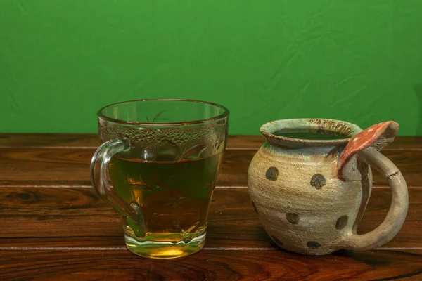 Cogumelo Xícara Chá Com Livro Cinzeiro Mesa Madeira Marrom — Fotografia de Stock