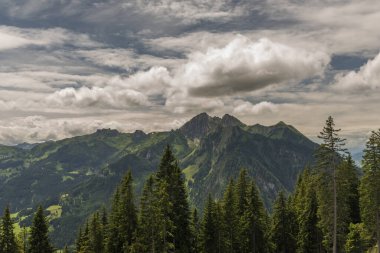 Avusturya dağları bulutlu yaz gününde Sankt Johann im Pongau yakınlarında