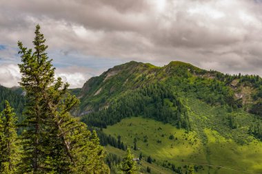 Avusturya dağları bulutlu yaz gününde Sankt Johann im Pongau yakınlarında