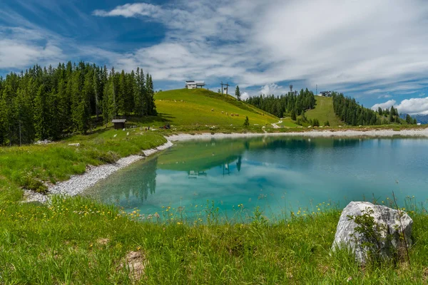 Lago Verde Azul Agradável Grandes Montanhas Áustria Verão Dia Fresco — Fotografia de Stock