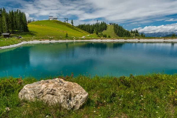 オーストリアの大きな山の上に素敵な青い緑の湖夏の曇り新鮮な日 — ストック写真