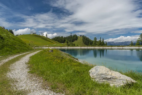 Mooi Blauw Groen Meer Grote Bergen Oostenrijk Zomer Bewolkt Frisse — Stockfoto